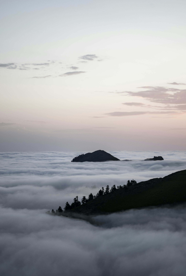 Coucher de soleil avec une mer de nuage dans les Pyrénées