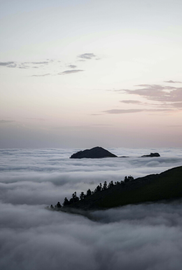 Coucher de soleil avec une mer de nuage dans les Pyrénées